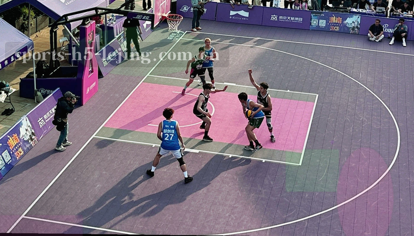 夜间灯光下空荡的球场看台与草坪